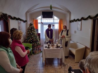 Vianoce 2021 sú bohaté na darčeky, ale chudobné na objatia ...