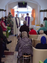 Vianoce 2021 sú bohaté na darčeky, ale chudobné na objatia ...