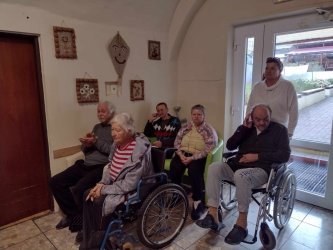 Mesiac úcty k starším