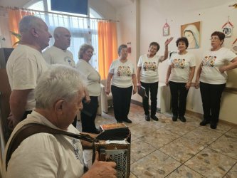 Hudobná skupina Vartovka s jesenným pásmom